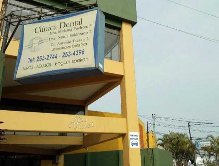 Edificio Da Vinci en San Pedro con el rótulo de la Clínica Dental de la Dra. Melania Pacheco y el letrero de parqueo privado